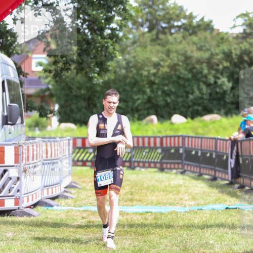 21.06.2026 - 29. Vierlanden-Triathlon Andreas Tolksdorf http://msf.ph/oto/9915810 21.06.2026 14:04:50 Ziel 1089 meine-sportfotos.de