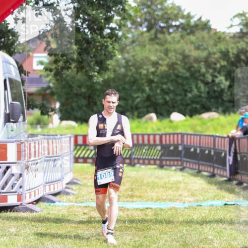 21.06.2026 - 29. Vierlanden-Triathlon Andreas Tolksdorf http://msf.ph/oto/9915811 21.06.2026 14:04:50 Ziel 1089 meine-sportfotos.de