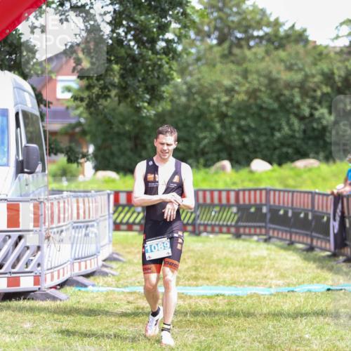 21.06.2026 - 29. Vierlanden-Triathlon Andreas Tolksdorf http://msf.ph/oto/9915812 21.06.2026 14:04:50 Ziel 1089 meine-sportfotos.de