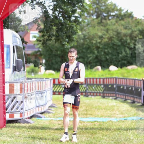 21.06.2026 - 29. Vierlanden-Triathlon Andreas Tolksdorf http://msf.ph/oto/9915815 21.06.2026 14:04:50 Ziel 1089 meine-sportfotos.de