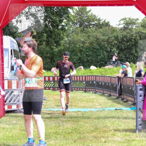 21.06.2026 - 29. Vierlanden-Triathlon Andreas Tolksdorf http://msf.ph/oto/9915881 21.06.2026 14:06:38 Ziel 180, 748, 1073 meine-sportfotos.de
