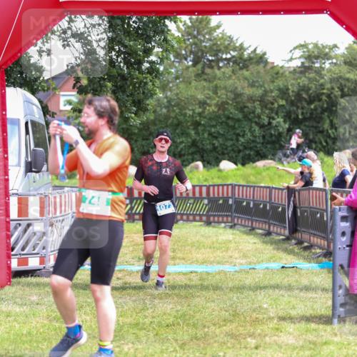 21.06.2026 - 29. Vierlanden-Triathlon Andreas Tolksdorf http://msf.ph/oto/9915889 21.06.2026 14:06:39 Ziel 180, 748, 1073 meine-sportfotos.de