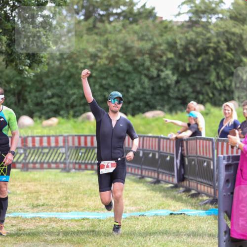 21.06.2026 - 29. Vierlanden-Triathlon Andreas Tolksdorf http://msf.ph/oto/9915912 21.06.2026 14:06:55 Ziel 71, 1057 meine-sportfotos.de