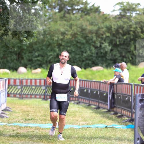 21.06.2026 - 29. Vierlanden-Triathlon Andreas Tolksdorf http://msf.ph/oto/9915913 21.06.2026 14:07:04 Ziel 1057 meine-sportfotos.de