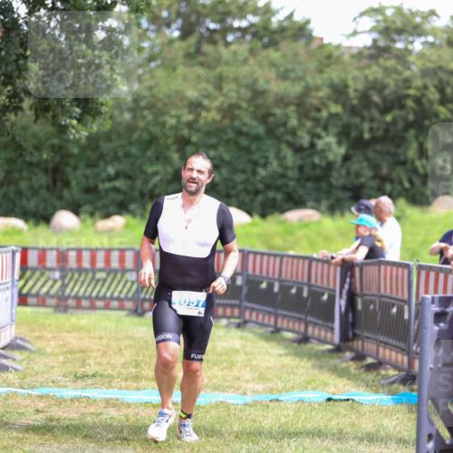 21.06.2026 - 29. Vierlanden-Triathlon Andreas Tolksdorf http://msf.ph/oto/9915914 21.06.2026 14:07:04 Ziel 1057 meine-sportfotos.de