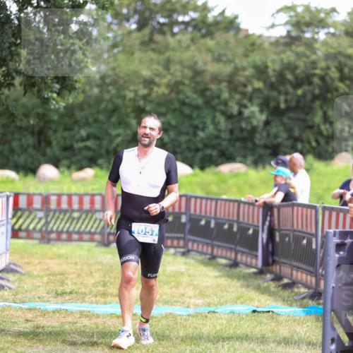 21.06.2026 - 29. Vierlanden-Triathlon Andreas Tolksdorf http://msf.ph/oto/9915915 21.06.2026 14:07:04 Ziel 1057 meine-sportfotos.de