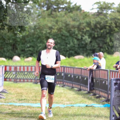 21.06.2026 - 29. Vierlanden-Triathlon Andreas Tolksdorf http://msf.ph/oto/9915916 21.06.2026 14:07:04 Ziel 1057 meine-sportfotos.de
