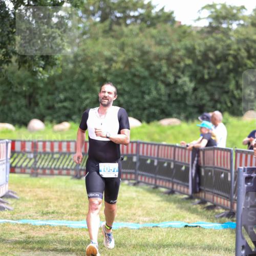 21.06.2026 - 29. Vierlanden-Triathlon Andreas Tolksdorf http://msf.ph/oto/9915917 21.06.2026 14:07:04 Ziel 1057 meine-sportfotos.de