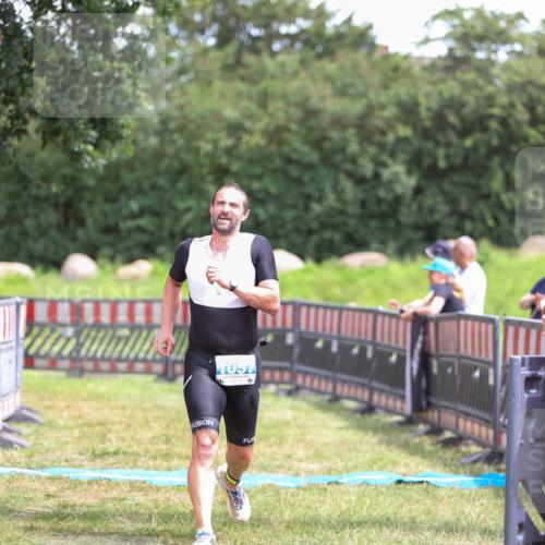 21.06.2026 - 29. Vierlanden-Triathlon Andreas Tolksdorf http://msf.ph/oto/9915918 21.06.2026 14:07:04 Ziel 1057 meine-sportfotos.de