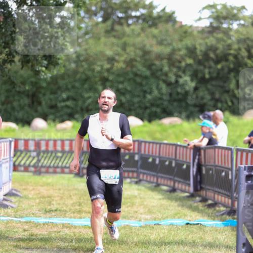 21.06.2026 - 29. Vierlanden-Triathlon Andreas Tolksdorf http://msf.ph/oto/9915919 21.06.2026 14:07:04 Ziel 1057 meine-sportfotos.de