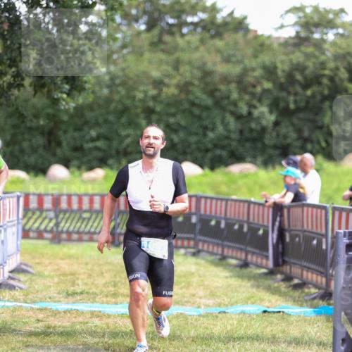 21.06.2026 - 29. Vierlanden-Triathlon Andreas Tolksdorf http://msf.ph/oto/9915920 21.06.2026 14:07:04 Ziel 1057 meine-sportfotos.de