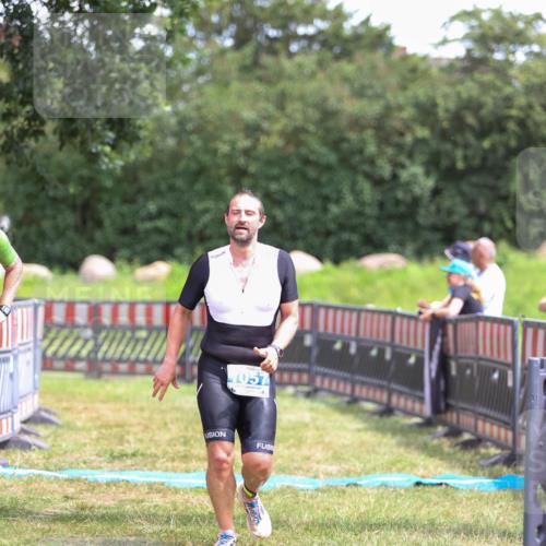 21.06.2026 - 29. Vierlanden-Triathlon Andreas Tolksdorf http://msf.ph/oto/9915921 21.06.2026 14:07:04 Ziel 1057 meine-sportfotos.de