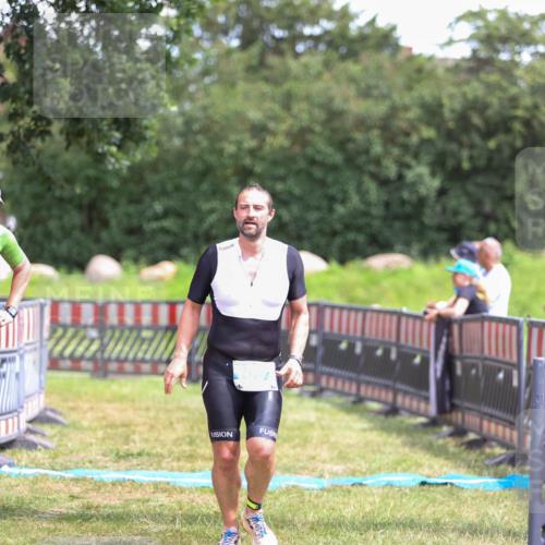 21.06.2026 - 29. Vierlanden-Triathlon Andreas Tolksdorf http://msf.ph/oto/9915922 21.06.2026 14:07:04 Ziel 1057 meine-sportfotos.de
