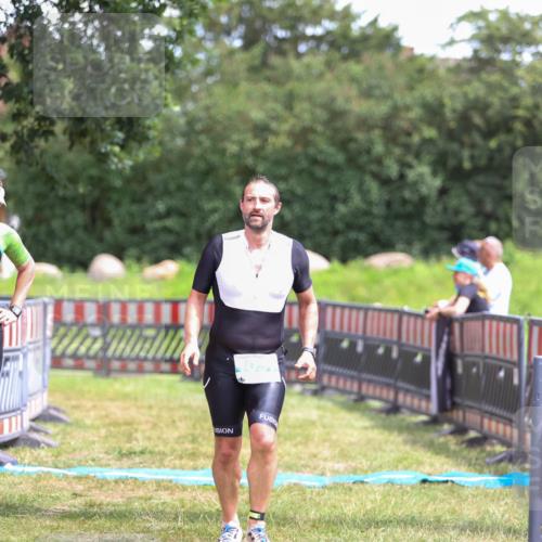 21.06.2026 - 29. Vierlanden-Triathlon Andreas Tolksdorf http://msf.ph/oto/9915923 21.06.2026 14:07:04 Ziel 1057 meine-sportfotos.de