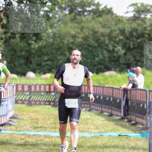 21.06.2026 - 29. Vierlanden-Triathlon Andreas Tolksdorf http://msf.ph/oto/9915925 21.06.2026 14:07:04 Ziel 1057 meine-sportfotos.de