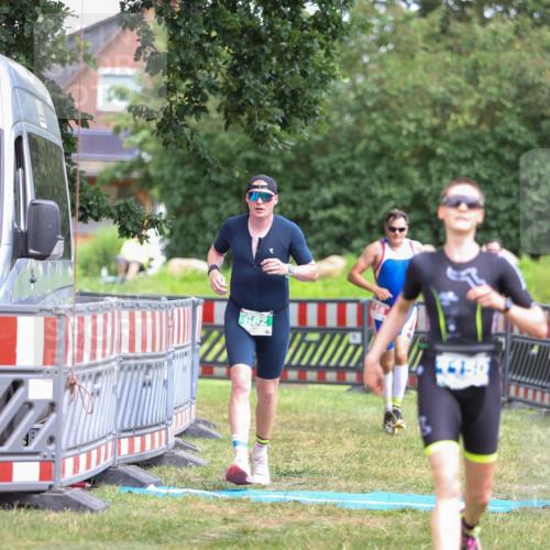 21.06.2026 - 29. Vierlanden-Triathlon Andreas Tolksdorf http://msf.ph/oto/9916156 21.06.2026 14:15:26 Ziel 158, 662, 1150 meine-sportfotos.de