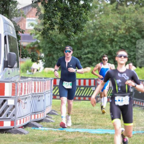 21.06.2026 - 29. Vierlanden-Triathlon Andreas Tolksdorf http://msf.ph/oto/9916157 21.06.2026 14:15:26 Ziel 158, 662, 1150 meine-sportfotos.de