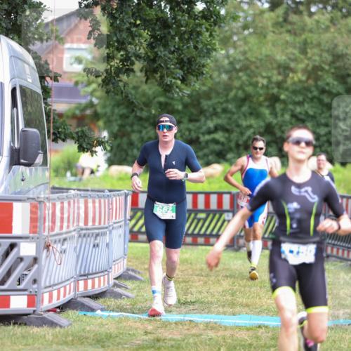 21.06.2026 - 29. Vierlanden-Triathlon Andreas Tolksdorf http://msf.ph/oto/9916158 21.06.2026 14:15:26 Ziel 158, 662, 1150 meine-sportfotos.de