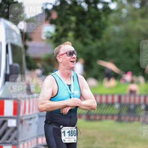 21.06.2026 - 29. Vierlanden-Triathlon Andreas Tolksdorf http://msf.ph/oto/9916346 21.06.2026 14:29:51 Ziel 1186 meine-sportfotos.de