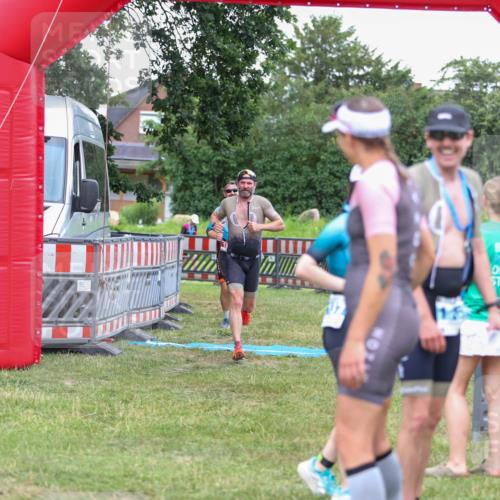 21.06.2026 - 29. Vierlanden-Triathlon Andreas Tolksdorf http://msf.ph/oto/9916406 21.06.2026 14:30:46 Ziel 183, 1172, 1180 meine-sportfotos.de