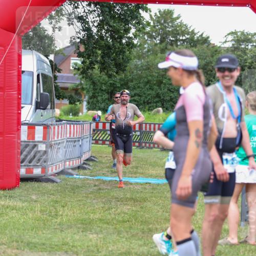 21.06.2026 - 29. Vierlanden-Triathlon Andreas Tolksdorf http://msf.ph/oto/9916407 21.06.2026 14:30:46 Ziel 183, 1172, 1180 meine-sportfotos.de