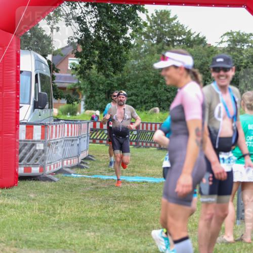 21.06.2026 - 29. Vierlanden-Triathlon Andreas Tolksdorf http://msf.ph/oto/9916408 21.06.2026 14:30:46 Ziel 183, 1172, 1180 meine-sportfotos.de