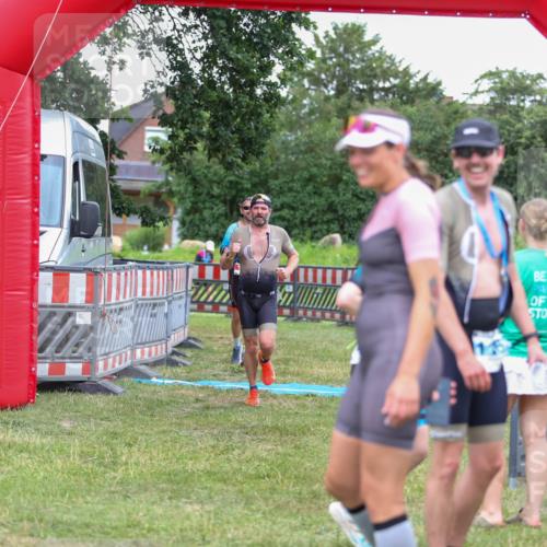 21.06.2026 - 29. Vierlanden-Triathlon Andreas Tolksdorf http://msf.ph/oto/9916409 21.06.2026 14:30:46 Ziel 183, 1172, 1180 meine-sportfotos.de