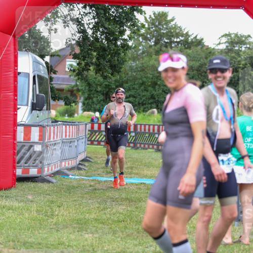 21.06.2026 - 29. Vierlanden-Triathlon Andreas Tolksdorf http://msf.ph/oto/9916410 21.06.2026 14:30:47 Ziel 183, 1172, 1180 meine-sportfotos.de