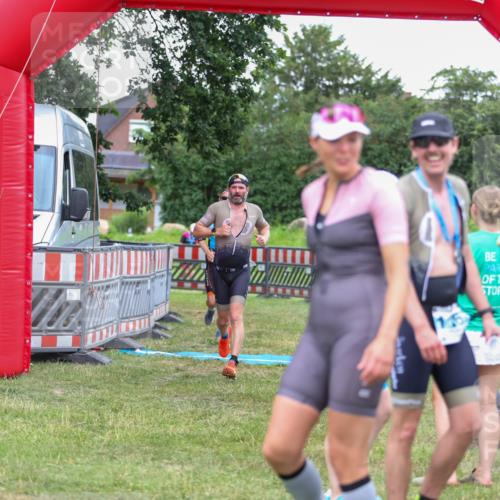 21.06.2026 - 29. Vierlanden-Triathlon Andreas Tolksdorf http://msf.ph/oto/9916412 21.06.2026 14:30:47 Ziel 183, 1172, 1180 meine-sportfotos.de