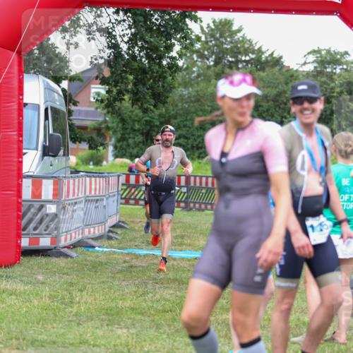 21.06.2026 - 29. Vierlanden-Triathlon Andreas Tolksdorf http://msf.ph/oto/9916413 21.06.2026 14:30:47 Ziel 183, 1172, 1180 meine-sportfotos.de