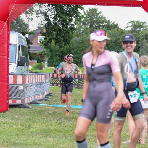 21.06.2026 - 29. Vierlanden-Triathlon Andreas Tolksdorf http://msf.ph/oto/9916414 21.06.2026 14:30:47 Ziel 183, 1172, 1180 meine-sportfotos.de