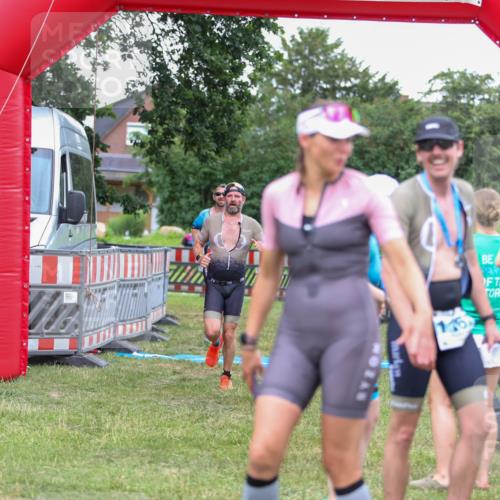 21.06.2026 - 29. Vierlanden-Triathlon Andreas Tolksdorf http://msf.ph/oto/9916415 21.06.2026 14:30:47 Ziel 183, 1172, 1180 meine-sportfotos.de