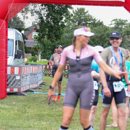 21.06.2026 - 29. Vierlanden-Triathlon Andreas Tolksdorf http://msf.ph/oto/9916416 21.06.2026 14:30:47 Ziel 183, 1172, 1180 meine-sportfotos.de