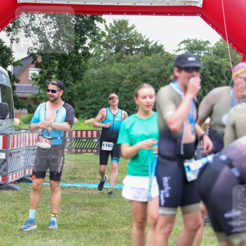 21.06.2026 - 29. Vierlanden-Triathlon Andreas Tolksdorf http://msf.ph/oto/9916425 21.06.2026 14:30:54 Ziel 1180 meine-sportfotos.de