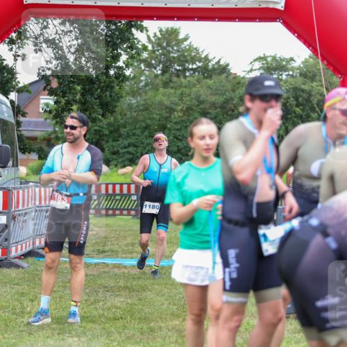 21.06.2026 - 29. Vierlanden-Triathlon Andreas Tolksdorf http://msf.ph/oto/9916426 21.06.2026 14:30:54 Ziel 1180 meine-sportfotos.de