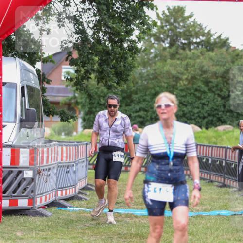 21.06.2026 - 29. Vierlanden-Triathlon Andreas Tolksdorf http://msf.ph/oto/9916453 21.06.2026 14:31:39 Ziel 1125, 1199, 1200 meine-sportfotos.de