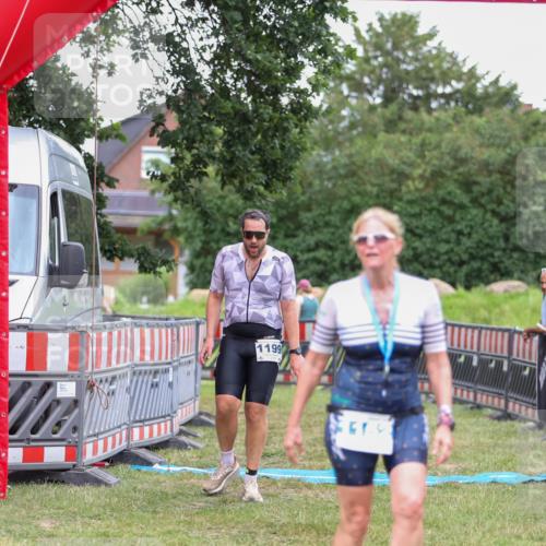21.06.2026 - 29. Vierlanden-Triathlon Andreas Tolksdorf http://msf.ph/oto/9916454 21.06.2026 14:31:39 Ziel 1125, 1199, 1200 meine-sportfotos.de
