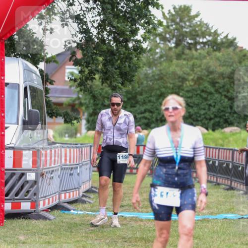 21.06.2026 - 29. Vierlanden-Triathlon Andreas Tolksdorf http://msf.ph/oto/9916455 21.06.2026 14:31:39 Ziel 1125, 1199, 1200 meine-sportfotos.de