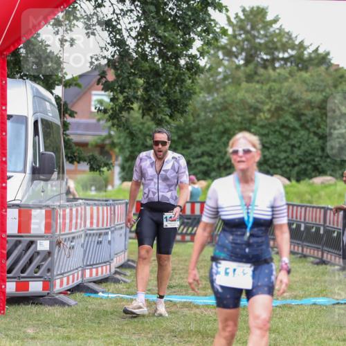 21.06.2026 - 29. Vierlanden-Triathlon Andreas Tolksdorf http://msf.ph/oto/9916456 21.06.2026 14:31:39 Ziel 1125, 1199, 1200 meine-sportfotos.de