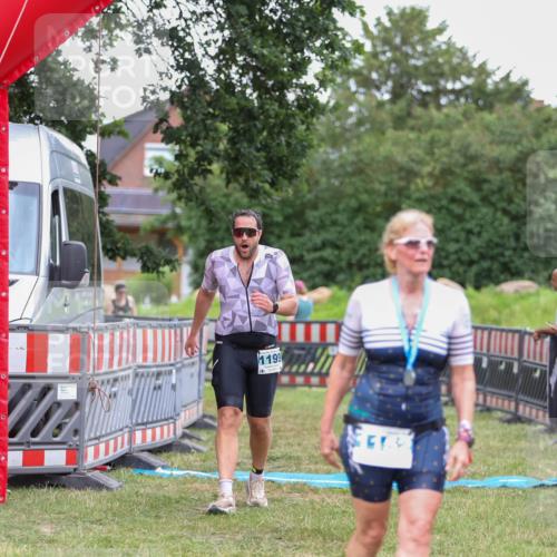 21.06.2026 - 29. Vierlanden-Triathlon Andreas Tolksdorf http://msf.ph/oto/9916459 21.06.2026 14:31:39 Ziel 1125, 1199, 1200 meine-sportfotos.de