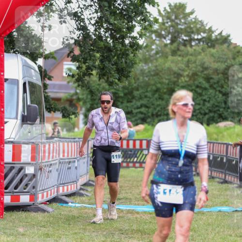 21.06.2026 - 29. Vierlanden-Triathlon Andreas Tolksdorf http://msf.ph/oto/9916460 21.06.2026 14:31:39 Ziel 1125, 1199, 1200 meine-sportfotos.de