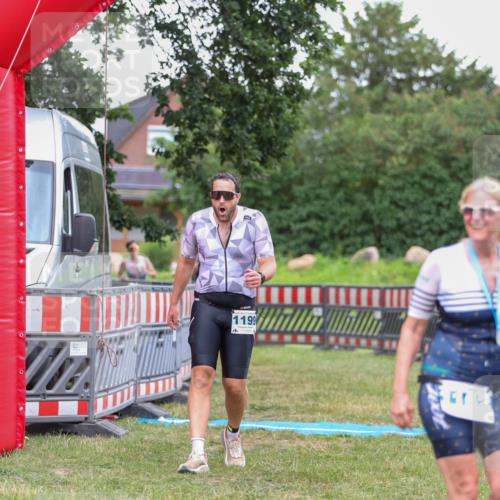 21.06.2026 - 29. Vierlanden-Triathlon Andreas Tolksdorf http://msf.ph/oto/9916461 21.06.2026 14:31:40 Ziel 1125, 1199, 1200 meine-sportfotos.de