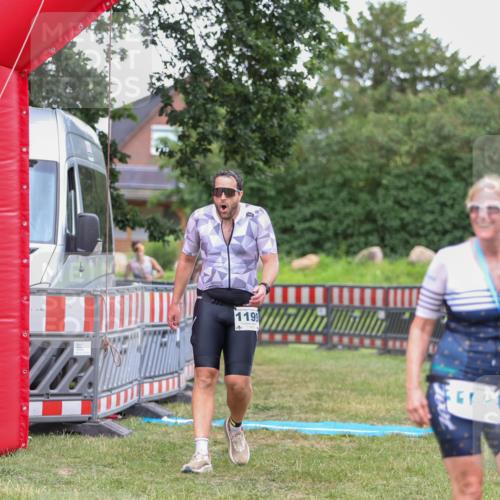 21.06.2026 - 29. Vierlanden-Triathlon Andreas Tolksdorf http://msf.ph/oto/9916462 21.06.2026 14:31:40 Ziel 1125, 1199, 1200 meine-sportfotos.de