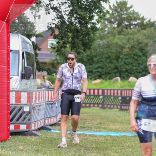 21.06.2026 - 29. Vierlanden-Triathlon Andreas Tolksdorf http://msf.ph/oto/9916463 21.06.2026 14:31:40 Ziel 1125, 1199, 1200 meine-sportfotos.de