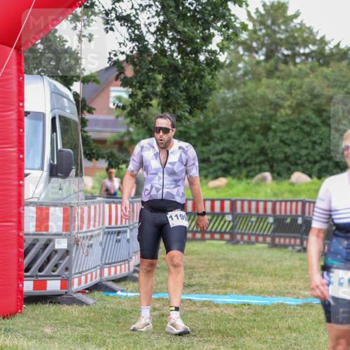 21.06.2026 - 29. Vierlanden-Triathlon Andreas Tolksdorf http://msf.ph/oto/9916467 21.06.2026 14:31:40 Ziel 1125, 1199, 1200 meine-sportfotos.de