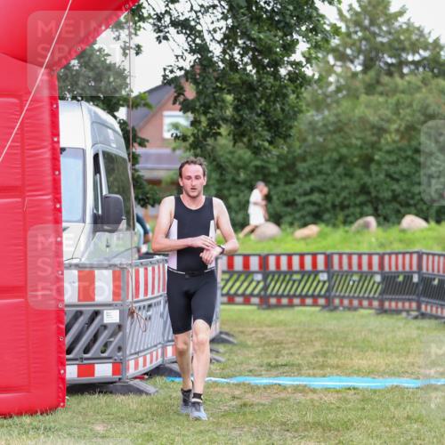 21.06.2026 - 29. Vierlanden-Triathlon Andreas Tolksdorf http://msf.ph/oto/9916500 21.06.2026 14:32:52 Ziel 1195, 1196 meine-sportfotos.de