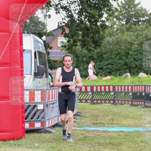 21.06.2026 - 29. Vierlanden-Triathlon Andreas Tolksdorf http://msf.ph/oto/9916501 21.06.2026 14:32:52 Ziel 1195, 1196 meine-sportfotos.de