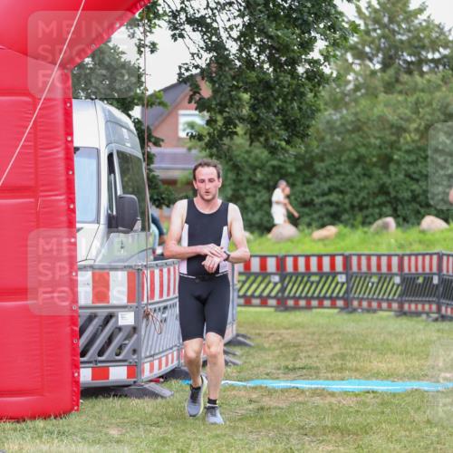 21.06.2026 - 29. Vierlanden-Triathlon Andreas Tolksdorf http://msf.ph/oto/9916502 21.06.2026 14:32:52 Ziel 1195, 1196 meine-sportfotos.de