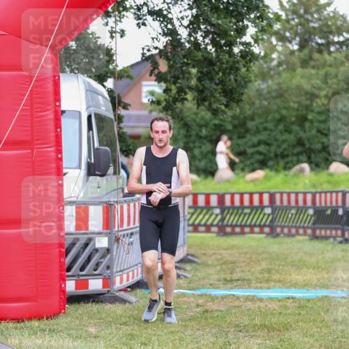 21.06.2026 - 29. Vierlanden-Triathlon Andreas Tolksdorf http://msf.ph/oto/9916503 21.06.2026 14:32:52 Ziel 1195, 1196 meine-sportfotos.de