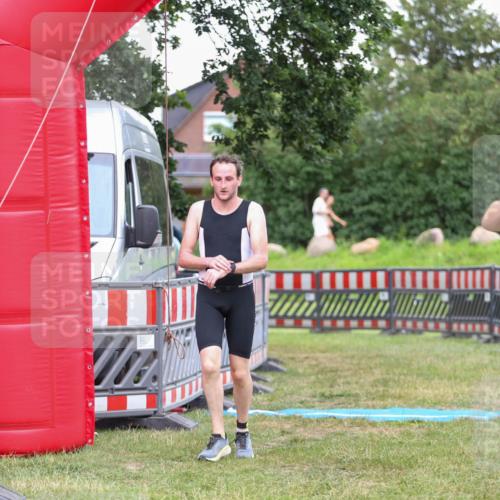 21.06.2026 - 29. Vierlanden-Triathlon Andreas Tolksdorf http://msf.ph/oto/9916504 21.06.2026 14:32:52 Ziel 1195, 1196 meine-sportfotos.de